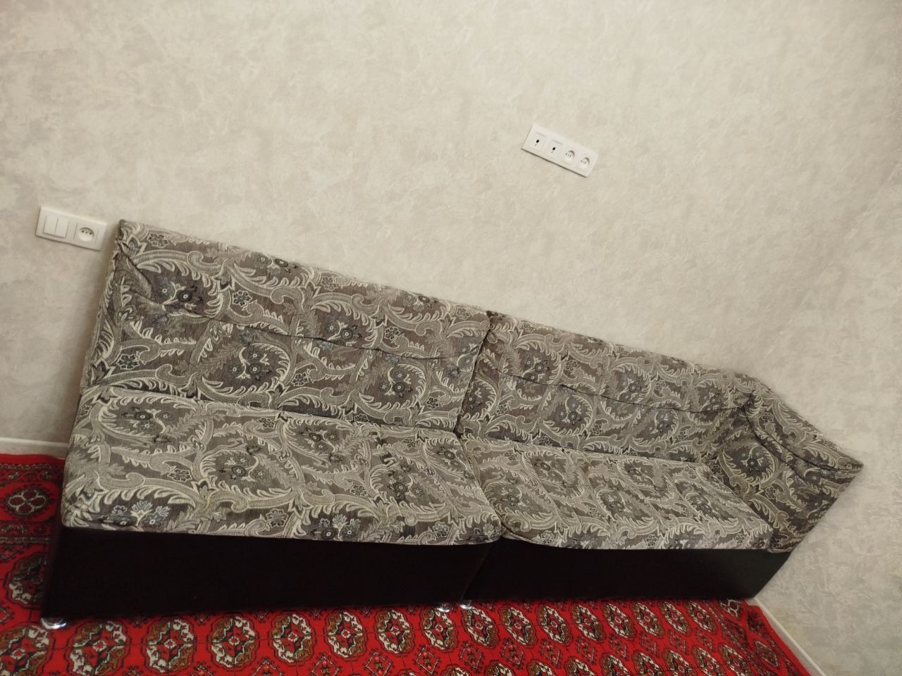 Oshxona ugalogi va divan