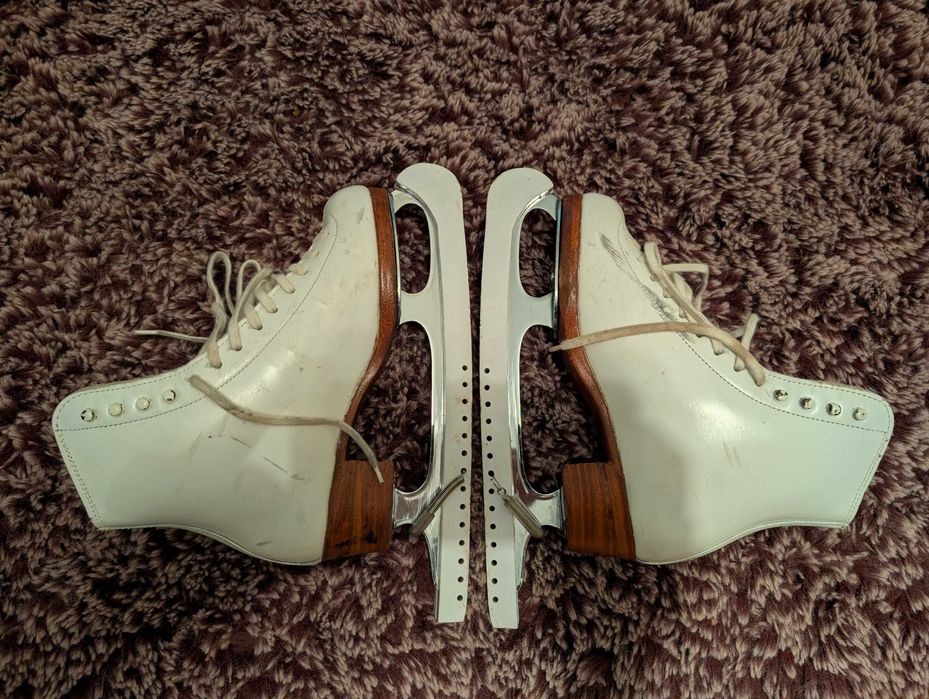Vând patine albe pt patinaj pe gheata mărime 37