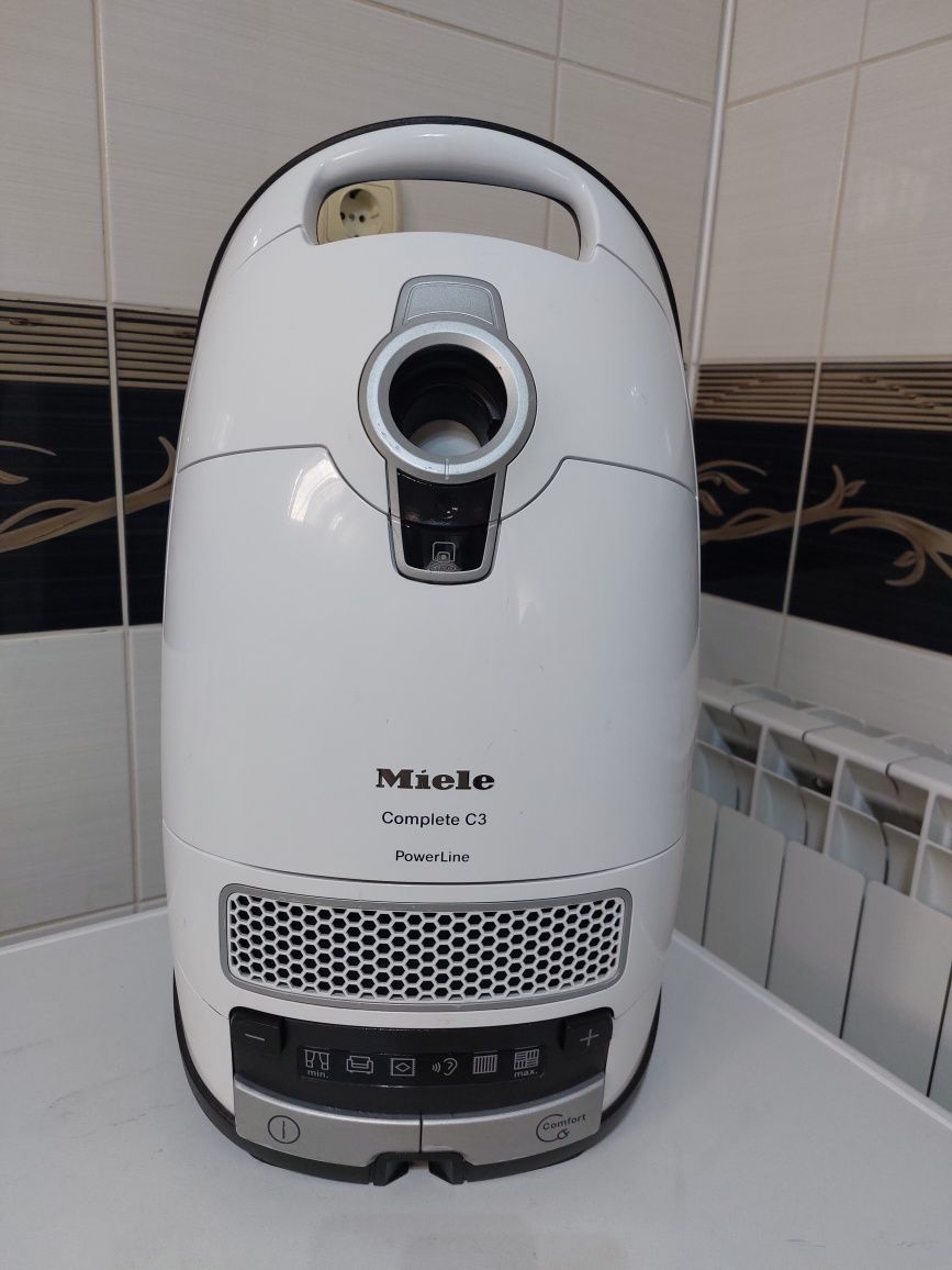 Прахосмукачка Miele Complete C3 Powerline 

Работи перфектно.Супер за