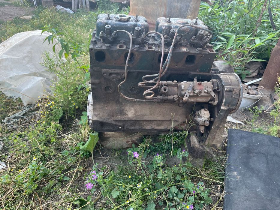 Vând motor tractor