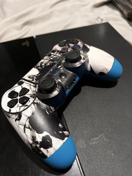 Vand PS4 în stare bună, recondiționat recent