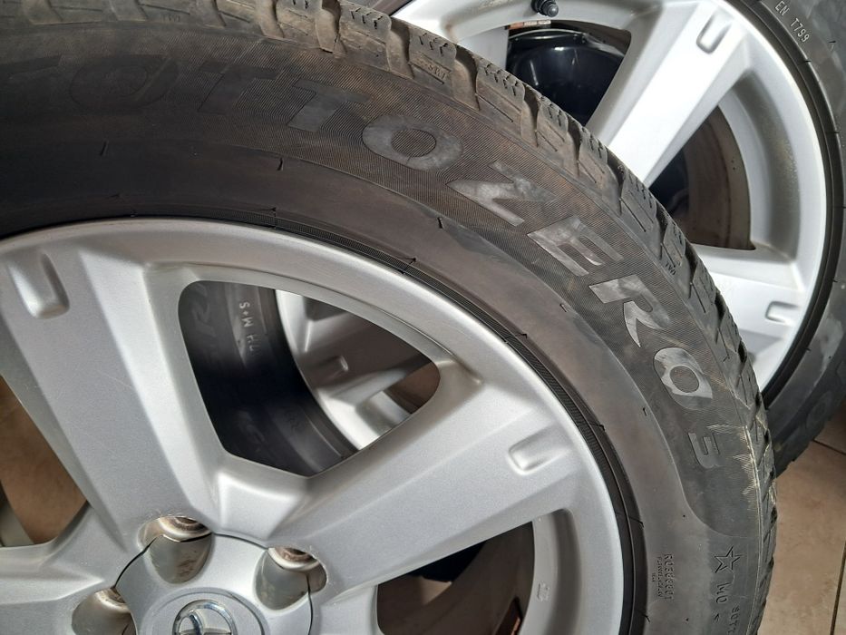 Продавам зимни гуми Pirelli 225 55 17 комлект с джанти 5х114,3