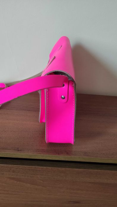 Маркова английска чанта от естествена кожа в неоново розово нова