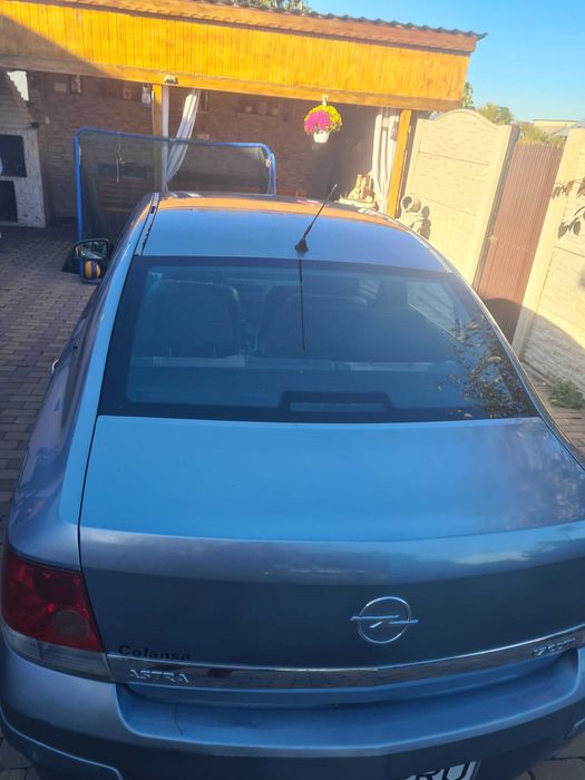 Vand Opel Astra H berlina, 1.7 Diesel, consum mic, AC/CD functionale