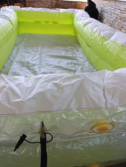 Vând piscina gonflabila