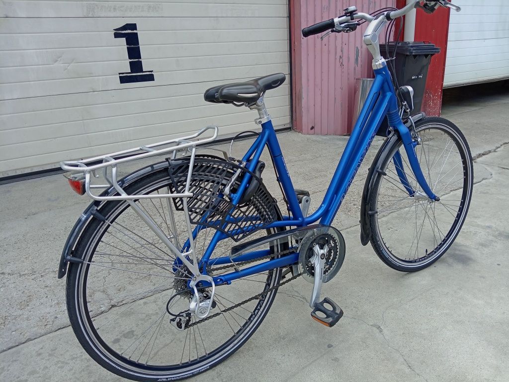 Vând bicicleta din aluminiu pentru damă