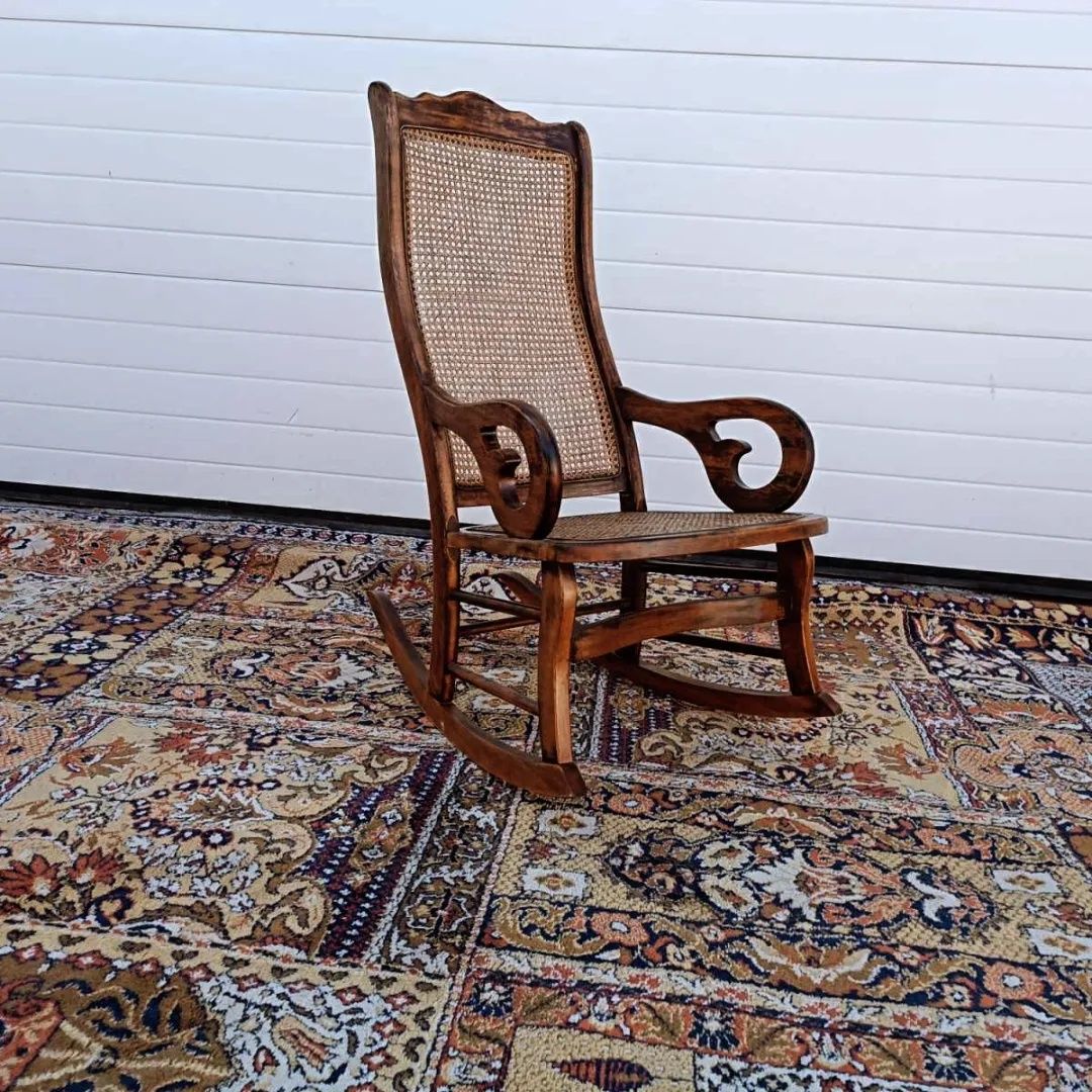 Старинен в уникално съчетание люлеещ се стол с ратанова седалка.