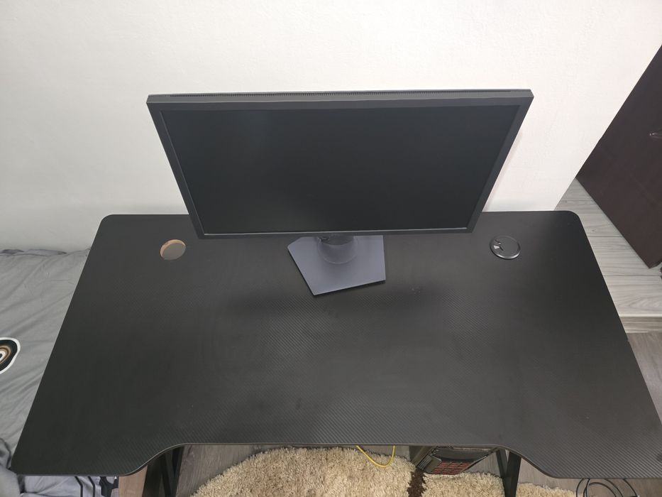 Birou Gaming + Două suporturi.
- Rezoluție 19