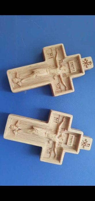 Vand cruci pectorale sculptate in lemn de fag natural cu snur sau lant