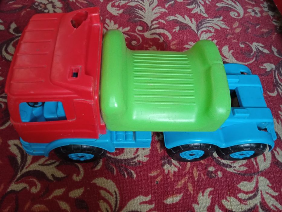 ПРОДАМ детскую МАШИНУ - КАМАЗ ! Для катания малышей. Б/у. Разноцветная