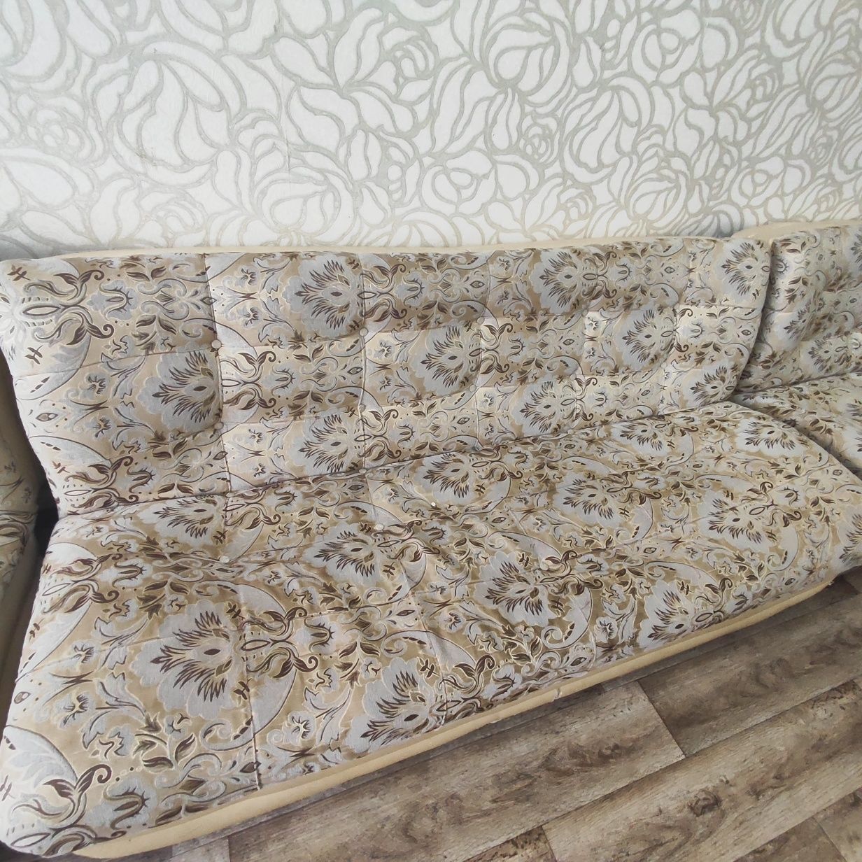 Продам диван в нормальном состоянии!