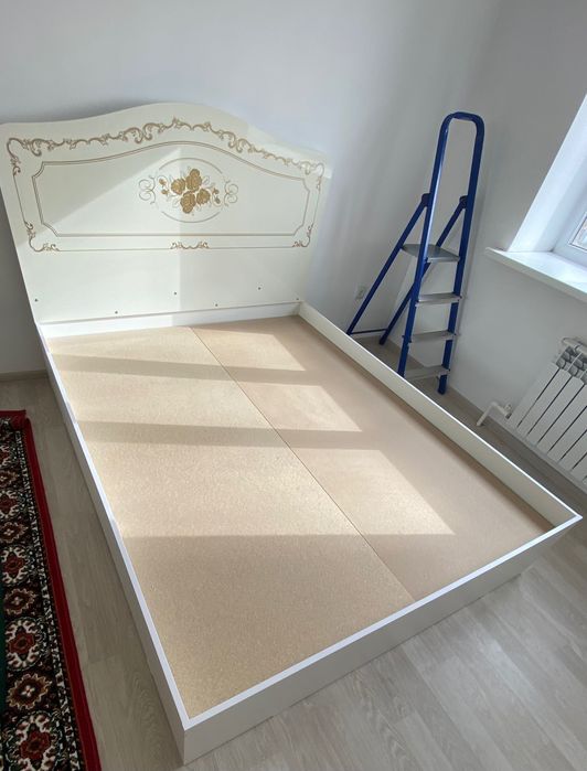 Спальный гарнитур состоит из 4 предмета