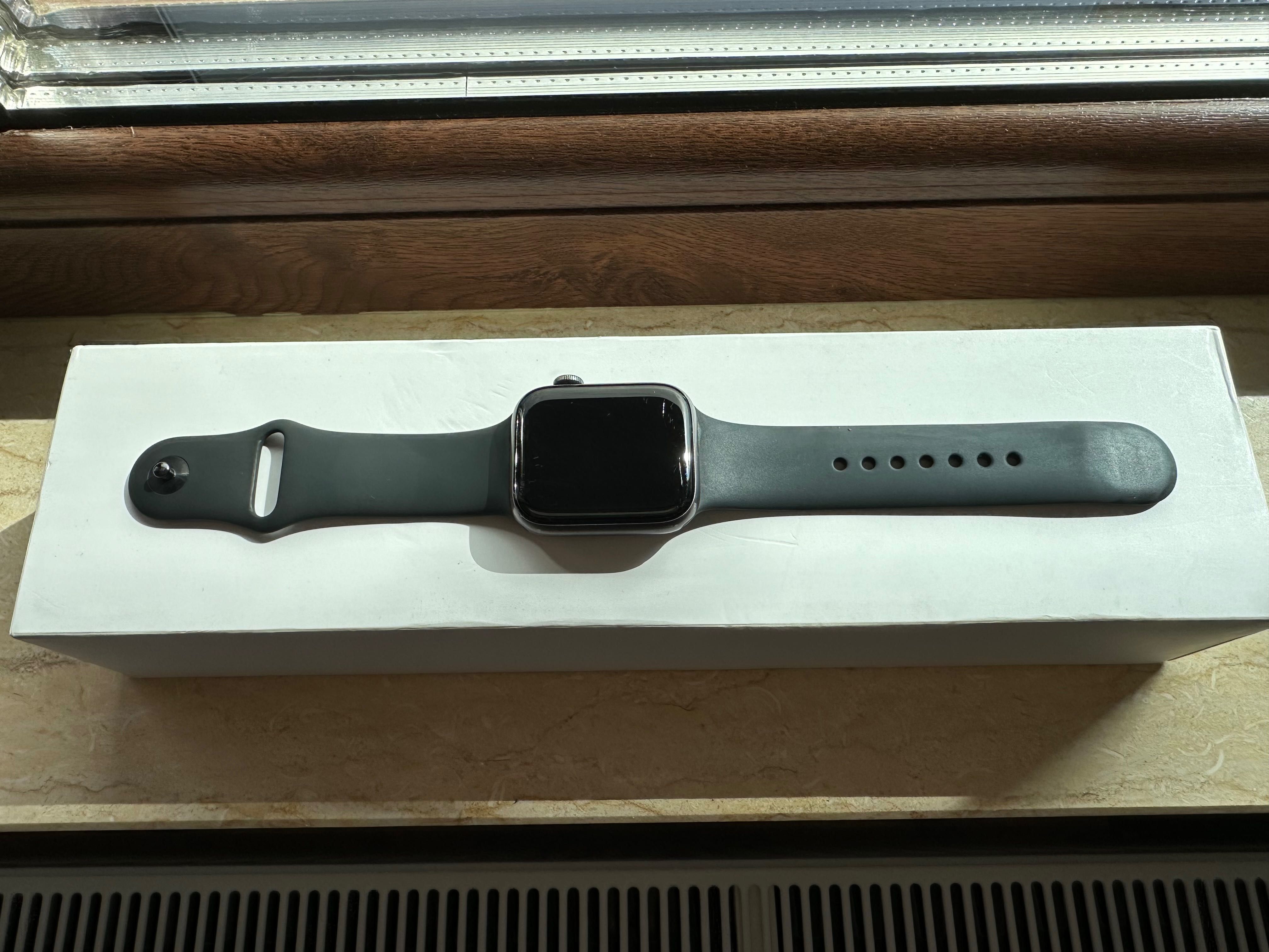 Apple Watch Series 5 Space Gray Black Sport Band