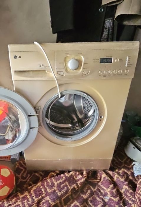 Стиральная машина,  газ плитка, телевизор, вытяжка.