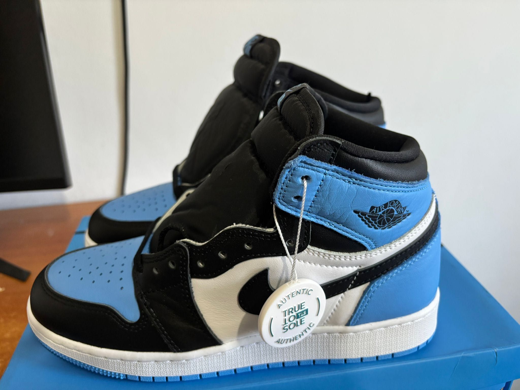 Air Jordan 1 Retro High OG UNC Toe