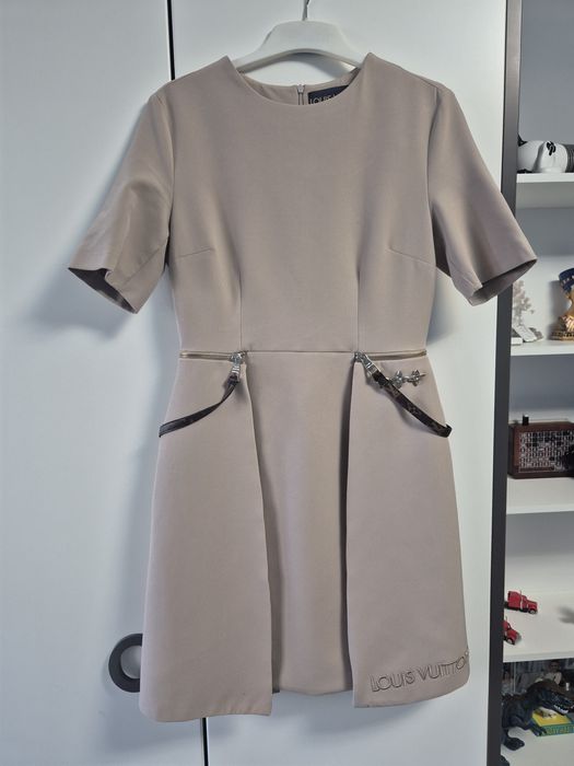 Елегантна бежова рокля