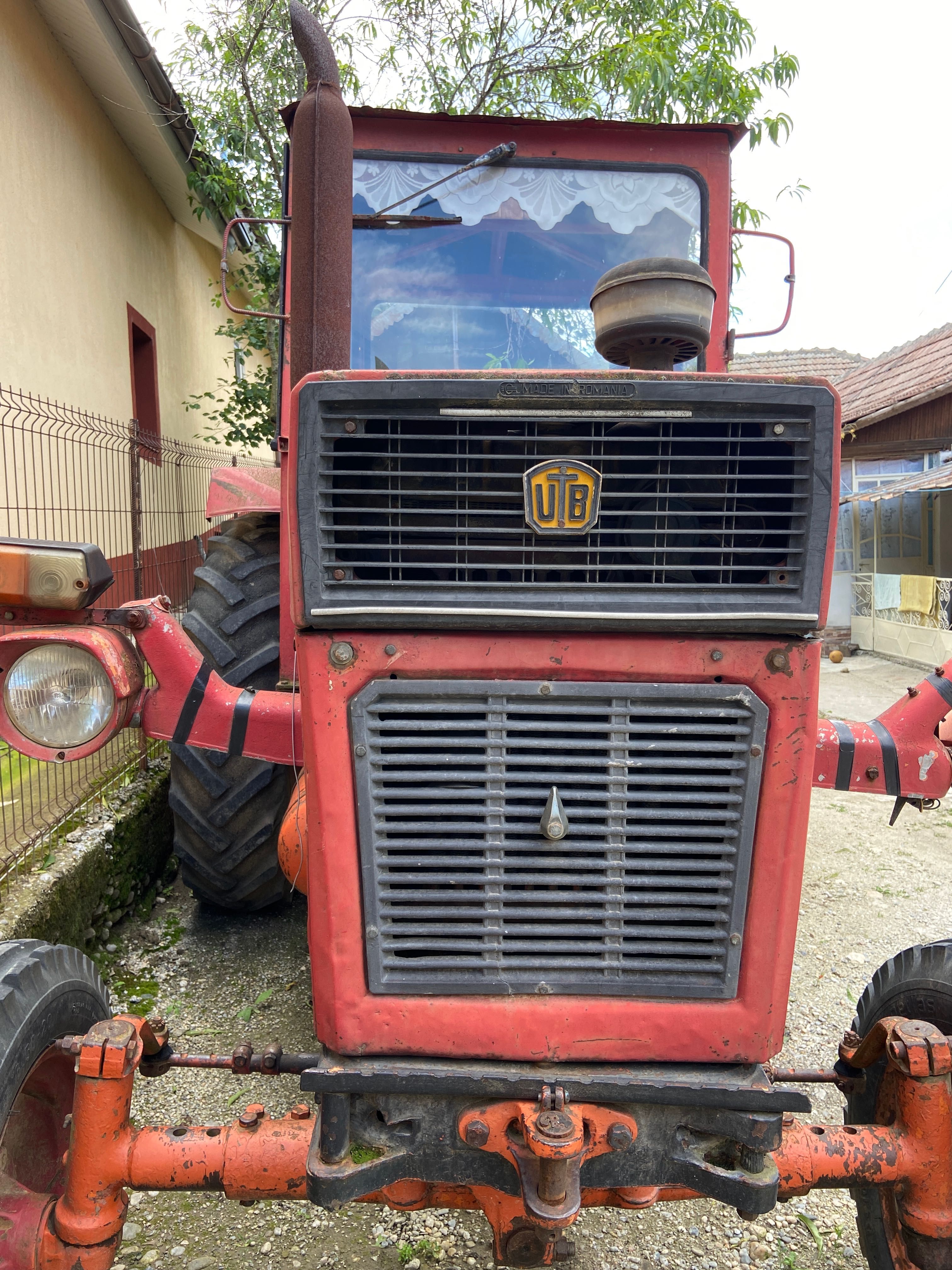 Tractor UTB 650 și plug
