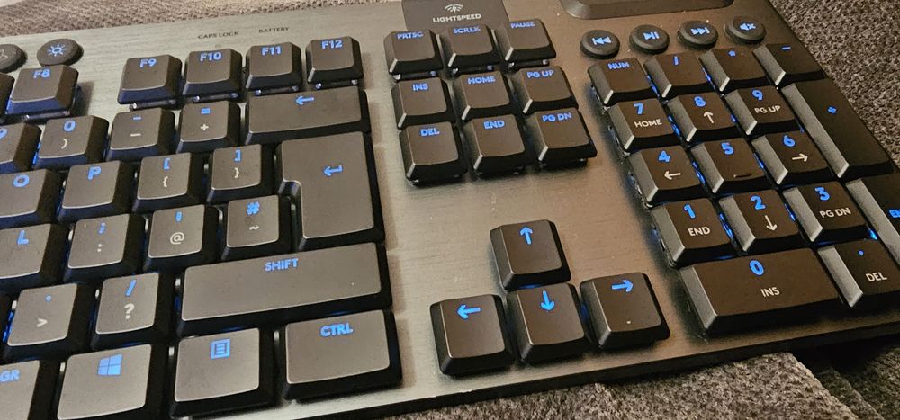 Logitech g915. Безжична механична RGB Gaming клавиатура