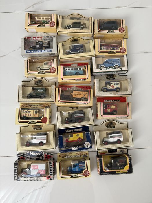 Masinute de epoca din metal toate sunt noi ne folosite