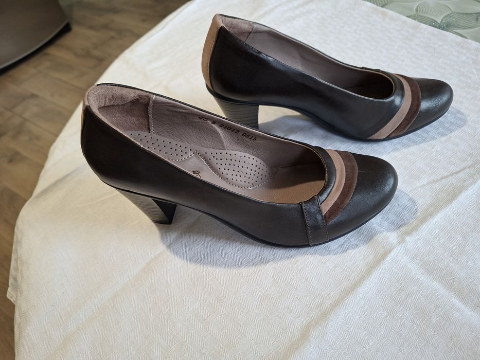 Дамски обувки от естествена кожа.