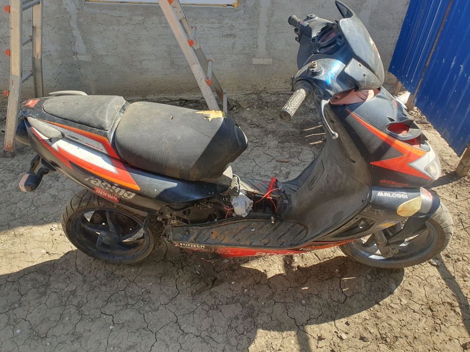 Vând sau dezmembrez scuter aprilia sr 50 2004