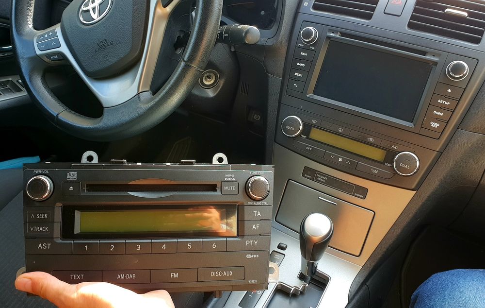 Multimedia Radio CD original Toyota Avensis T27, ca nou