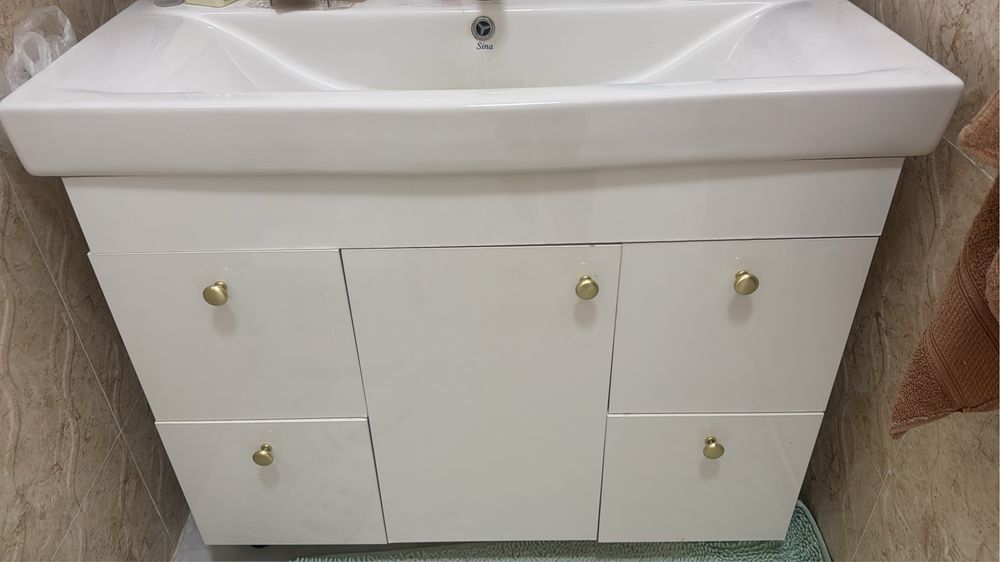 Умывальник , акрил на ножках, все целое продаем изза покупки нового