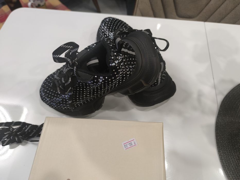 Стилни и красиви чисто нови маратонки с камъни.