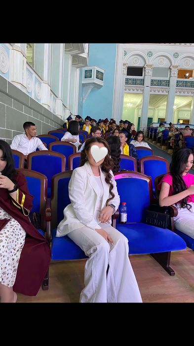 Пиджак и джинсы