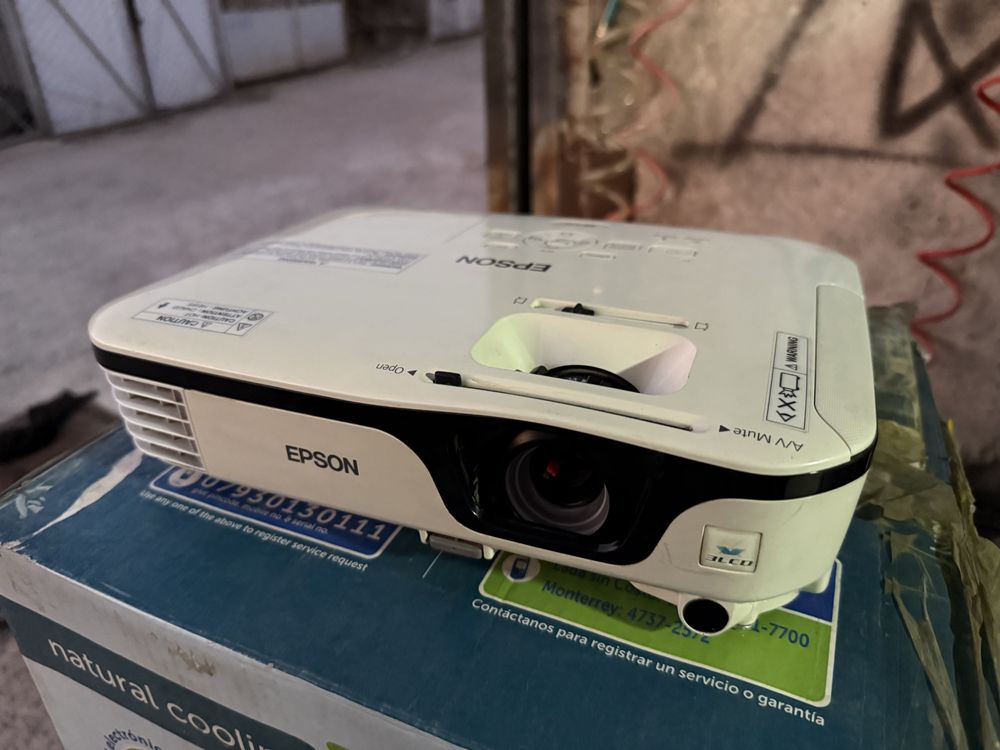 * EPSON проэктор + экран 3х2 + спутниковый тюнер комплект для кафе и р