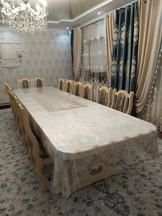 Стол с стульями в зал