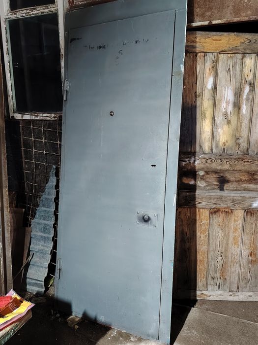 продам железные двери  бу можна на частныи дом,  можем закрыть тамбур