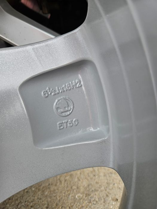 Vând jantă skoda octavia