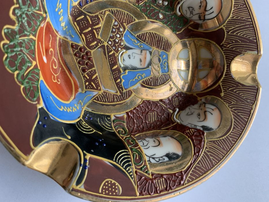 Scrumiera deosebita decorata cu aur coloidal