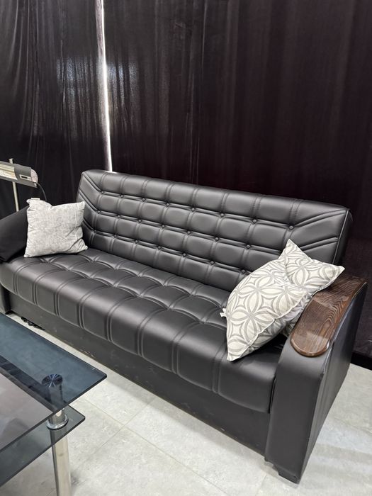 Продается кожанный офисный диван с подушками