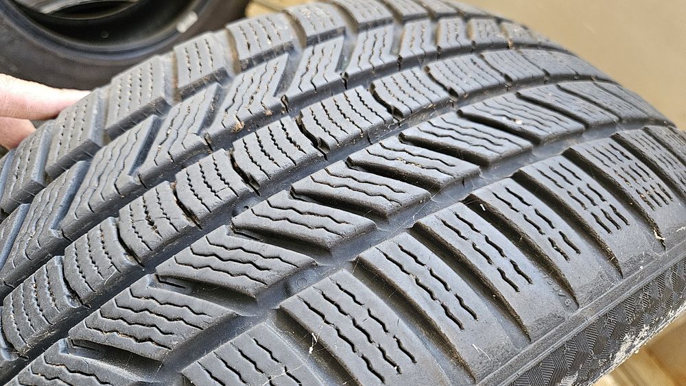 2бр гуми 225 40 18 дот 23 континентал