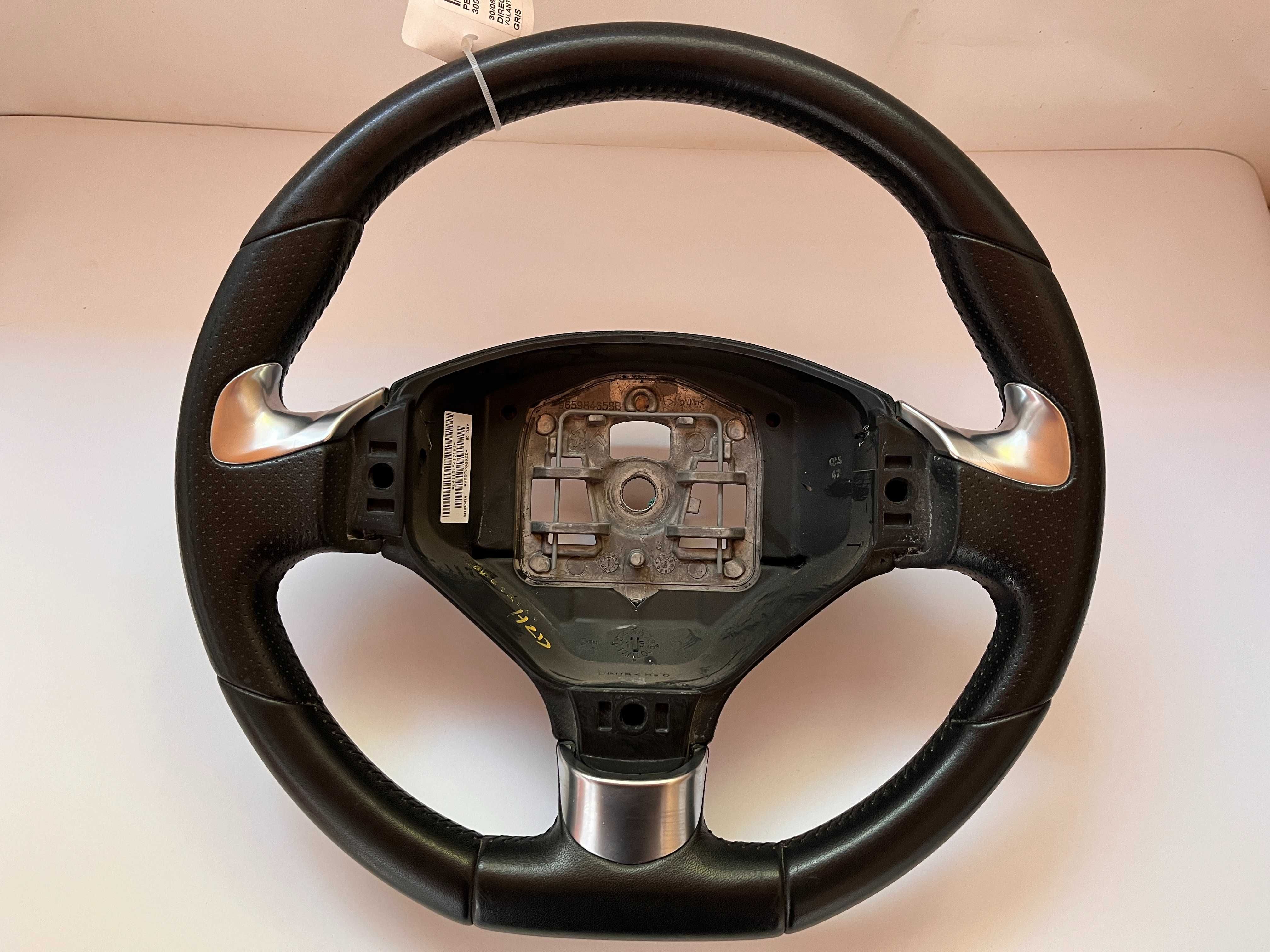Оригинални с перфорирана кожа волани Peugeot 3008 Пежо pejo