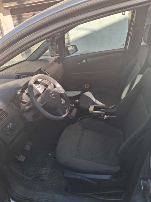 Продавам Опел Зафира