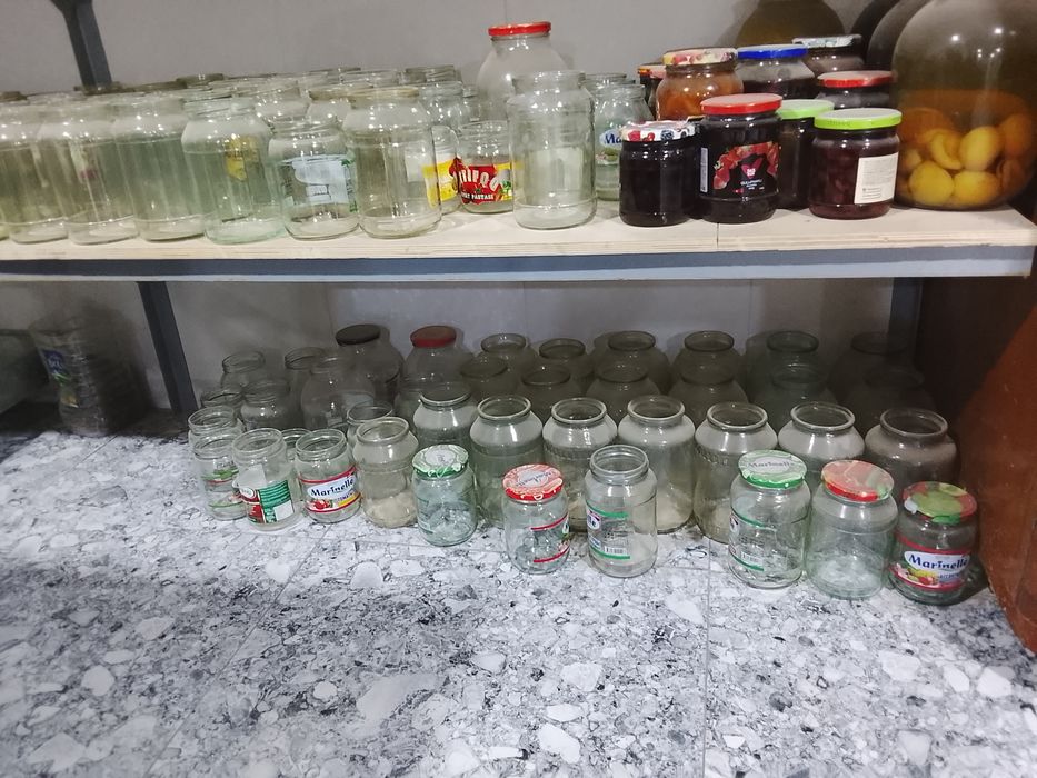 Продам стеклянные банки и балконы разные не дорого
