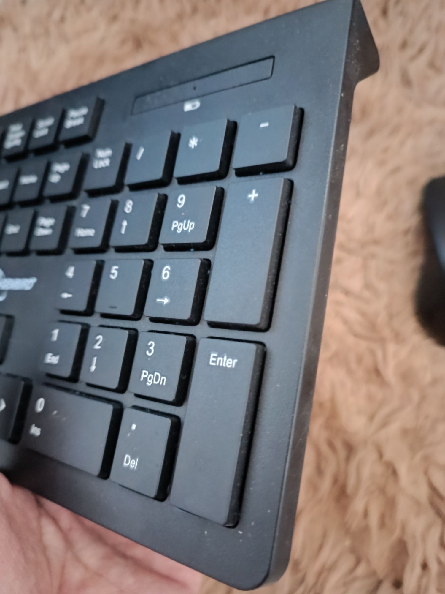 Продам новый беспроводной комплект клавиатура + мышь