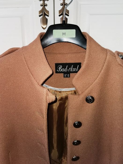 Sacou cambrat în talie cu nasturi