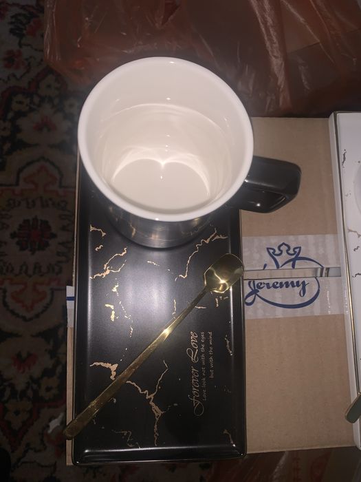 Кружка под кофе с блюдечком и ложечкой.