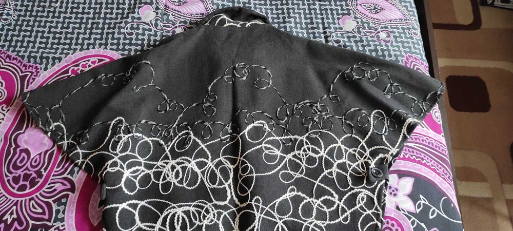 Късо палто тип пеперуда и черно сако.