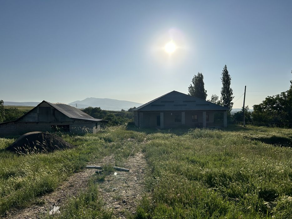 Жер сатылады үйімен, мал қорасымен