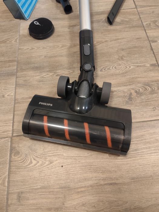 Продавам вертикална прахосмукачка  Philips