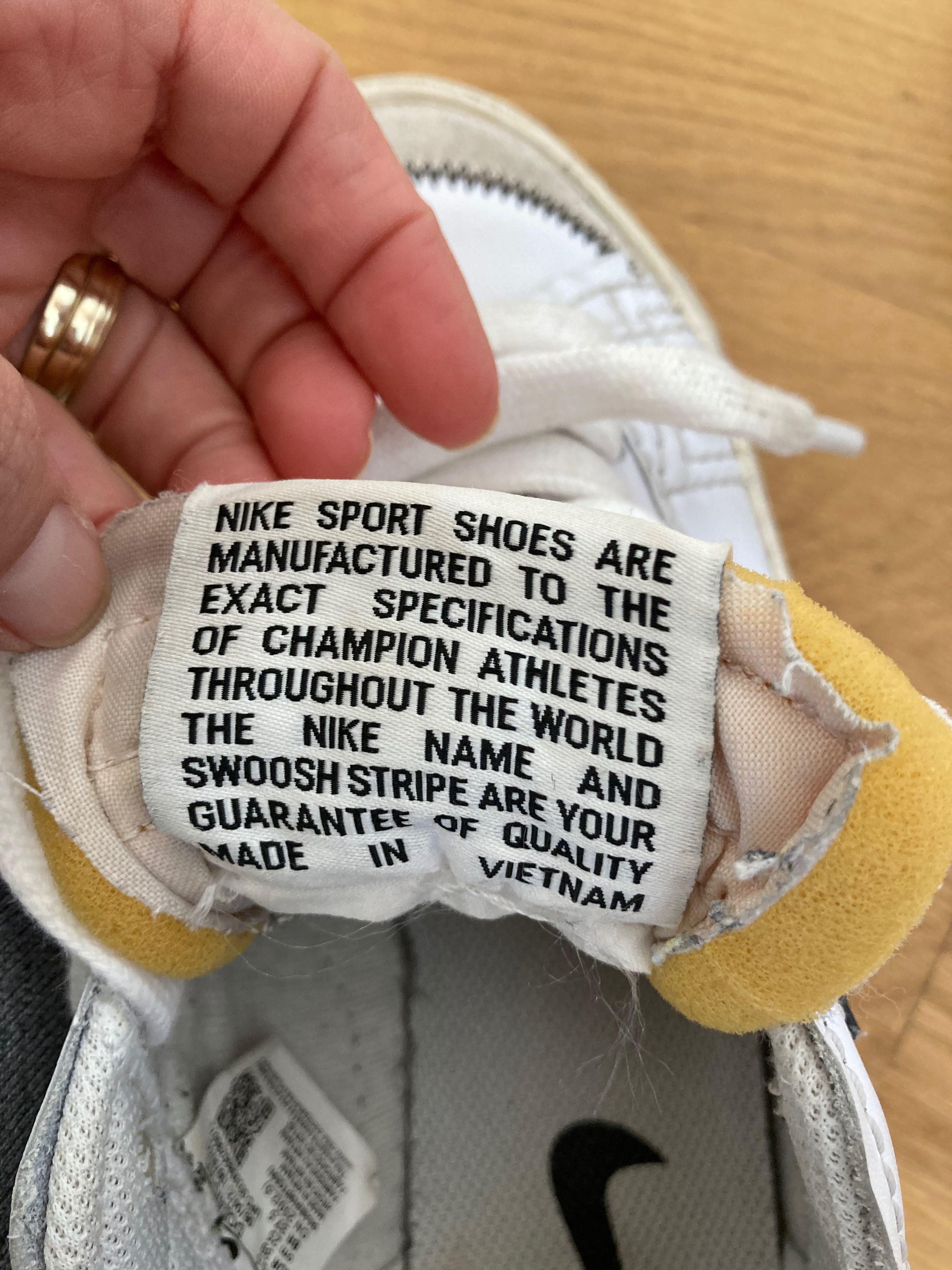 Adidași Nike albi