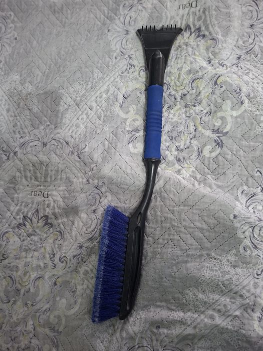 Щетка для очистки снега автомобиля