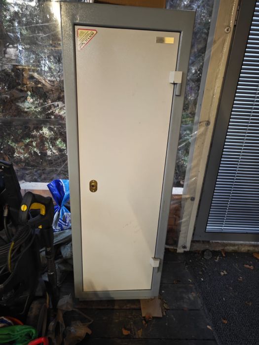 Сейф высокий б/у