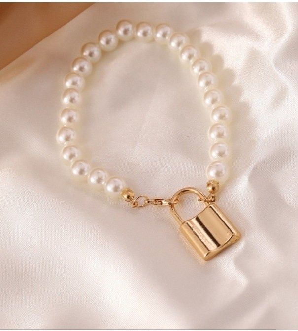 Lot bijuterii bratari de mana