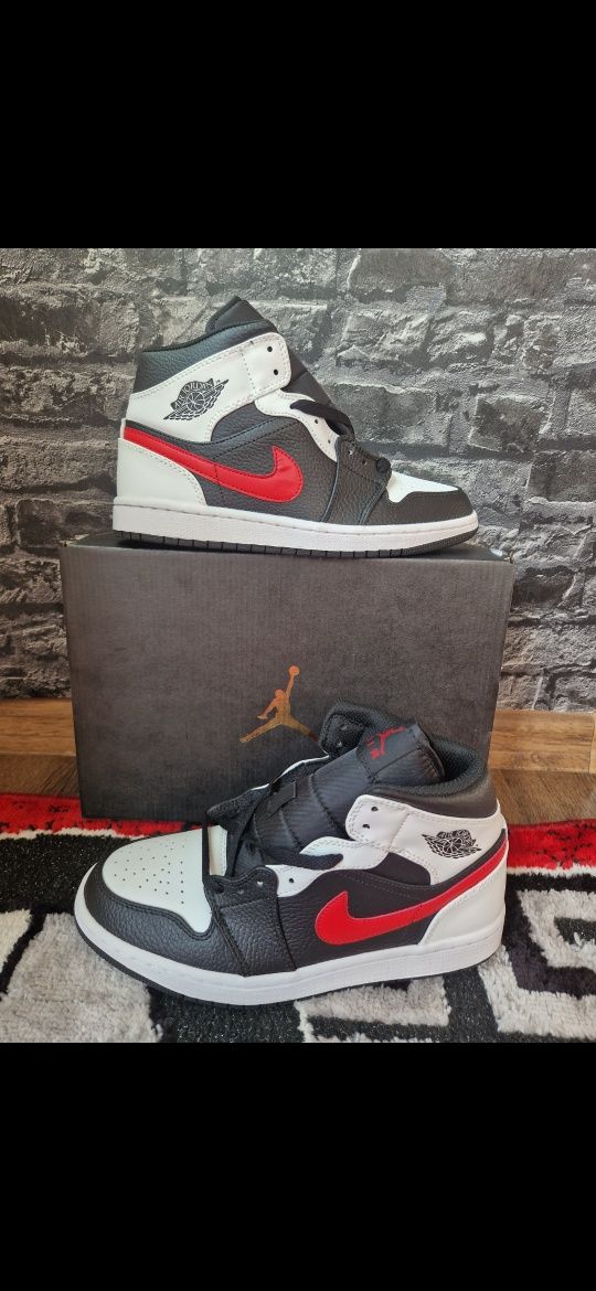 Jordan 1 Mid
Black Chile Red White